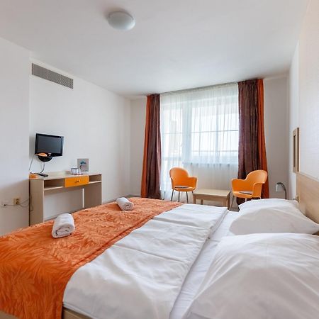 Hotel And Park Divoka Voda Bratislava Bagian luar foto