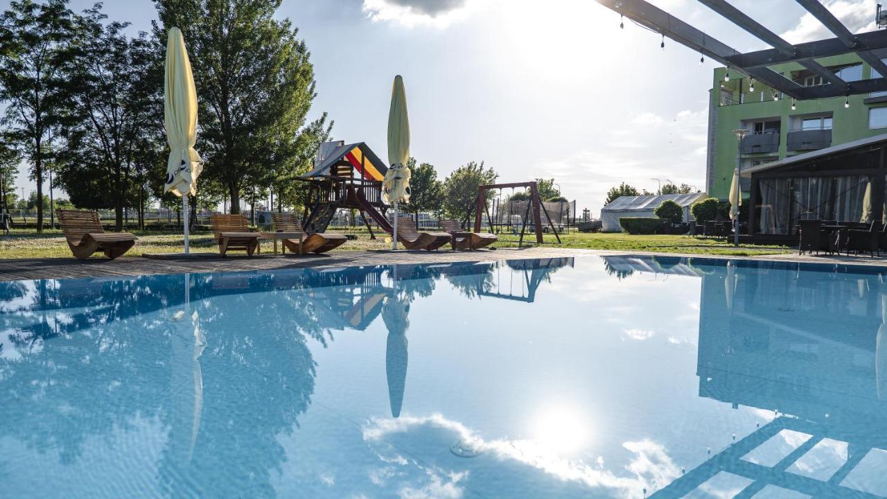 Hotel And Park Divoka Voda Bratislava Bagian luar foto