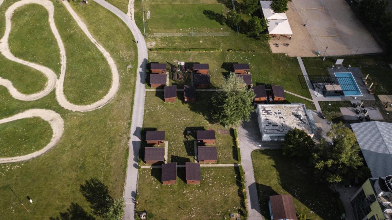 Hotel And Park Divoka Voda Bratislava Bagian luar foto