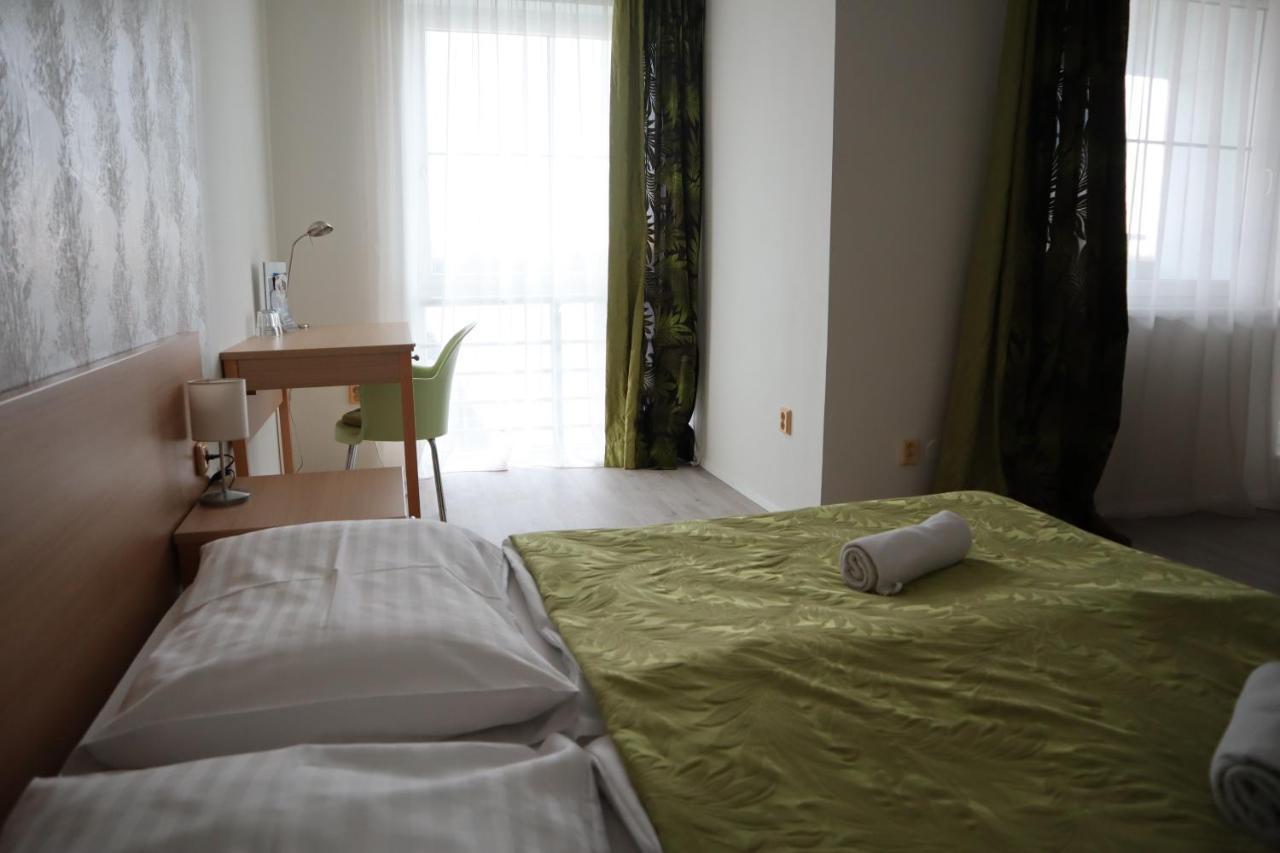Hotel And Park Divoka Voda Bratislava Bagian luar foto