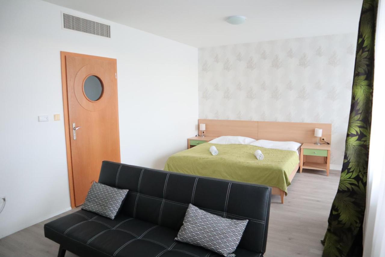 Hotel And Park Divoka Voda Bratislava Bagian luar foto