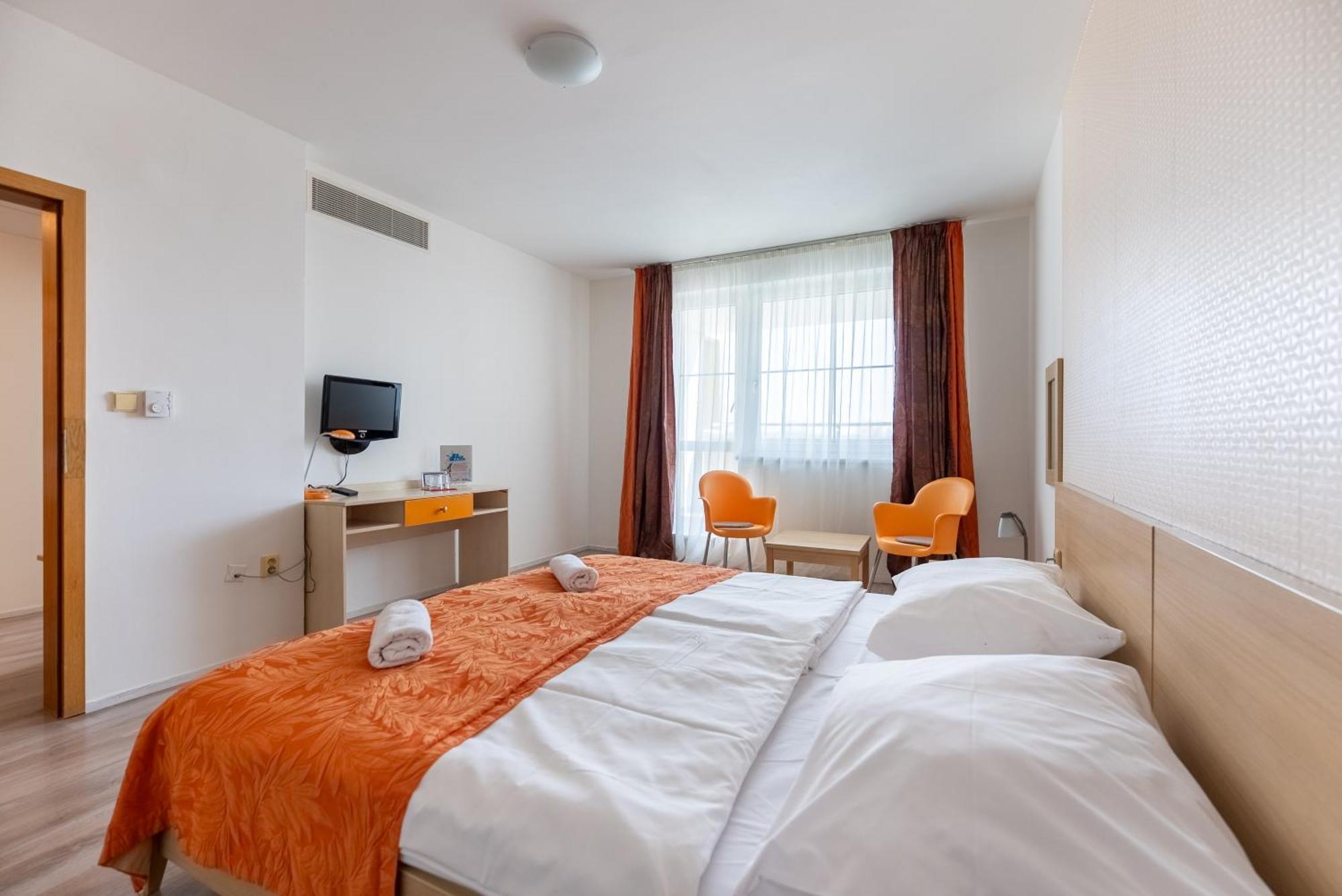Hotel And Park Divoka Voda Bratislava Bagian luar foto