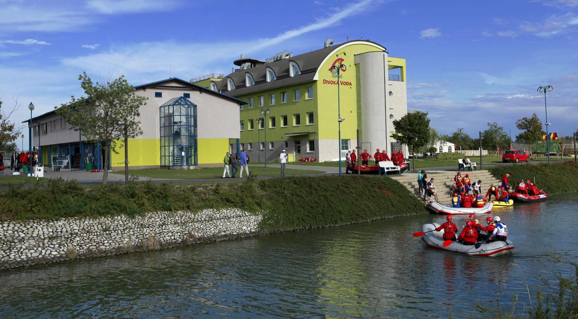 Hotel And Park Divoka Voda Bratislava Bagian luar foto